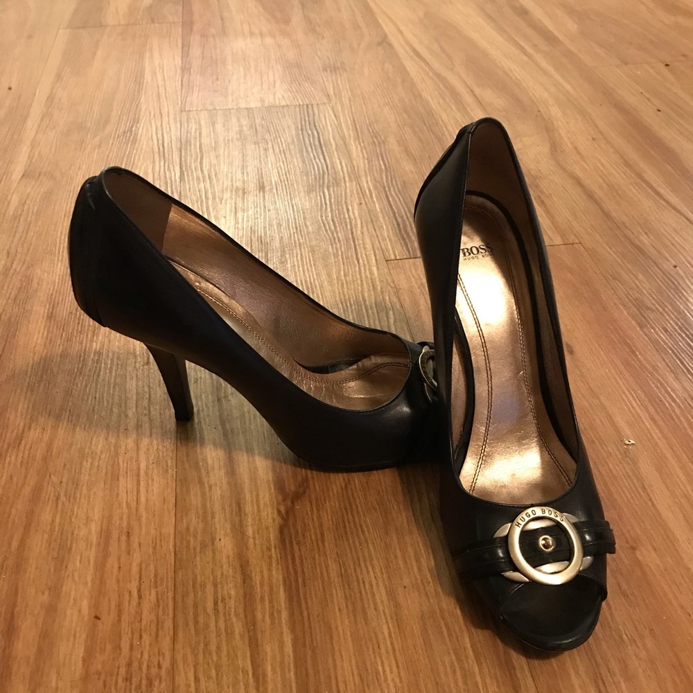Hugo Boss with gold buckle 3 in heel and fits 7.5